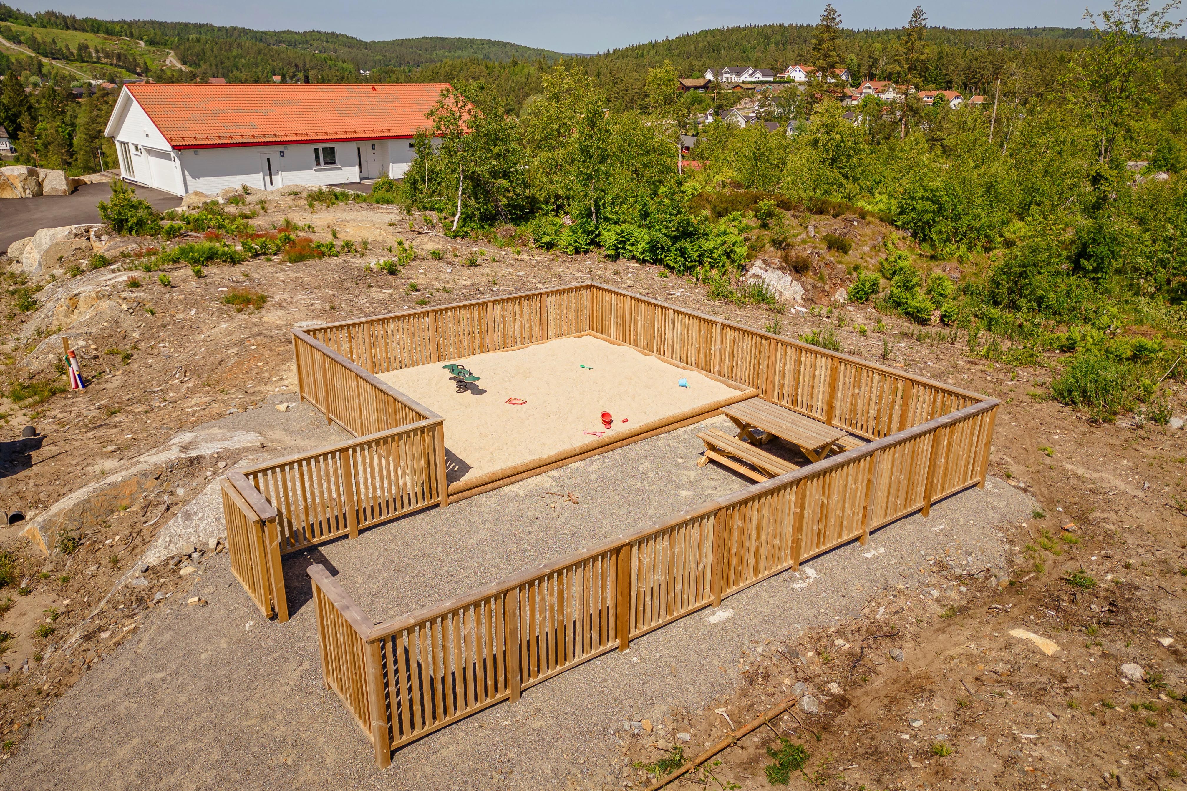 Lekeplass i Tjennheia boligfelt med leiligheter og eneboliger på Vegårshei